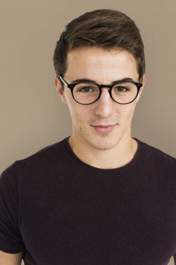 gözlük genç yakışıklı adam