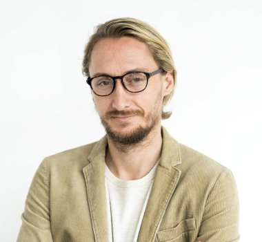 sakallı adam gülümsüyor