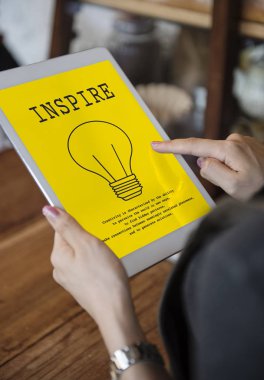 Dijital tablet kullanan kişi 