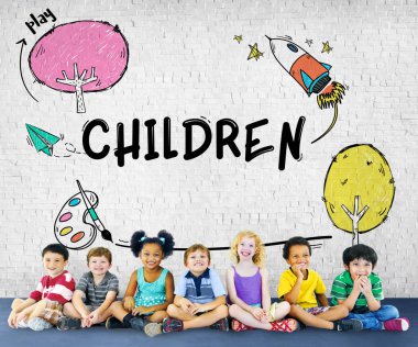 tuğla duvarın önünde oturan çocuk