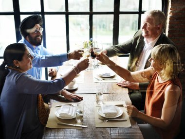 İnsanlar restoranda yemek yiyor.  