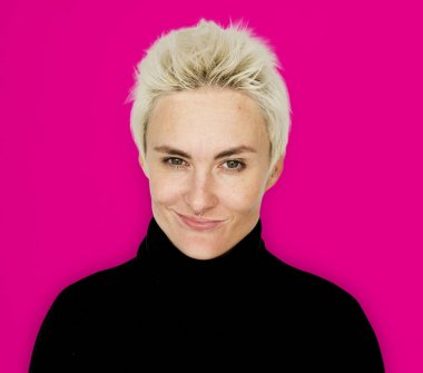 Kısa saçlı sarışın kadın