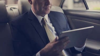 Dijital tablet kullanan işadamı