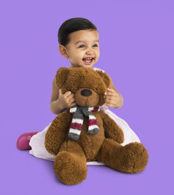 Oyuncak ayıyı tutan kız