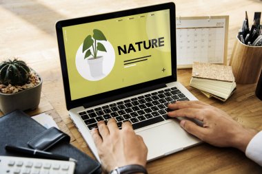 dizüstü bilgisayarda çalışan insan  