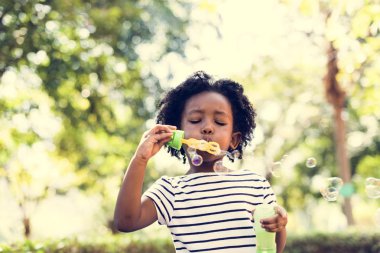 Baloncuk çıkaran kız