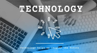 Çocuk bilgisayar klavye üzerinde ellerini