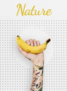 Dövmeli kadın el muz tutarak