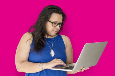 Dizüstü bilgisayar kullanan esmer kadın