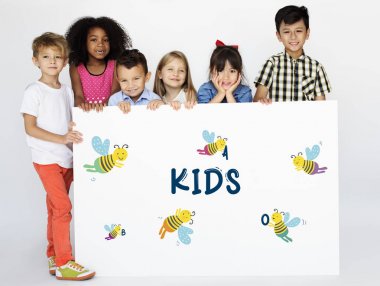 Banner tutan çocuk 