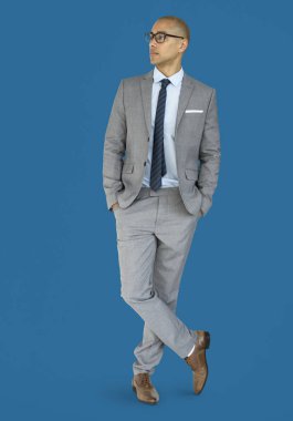 Stüdyo çekimi genç işadamı