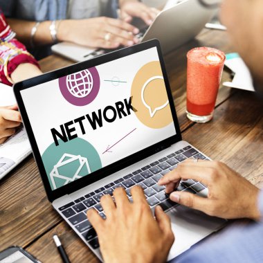 dizüstü bilgisayar kullanan adam resmini kırpılmış