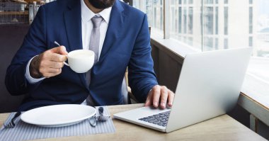 Kafede çalışan bir iş adamı.