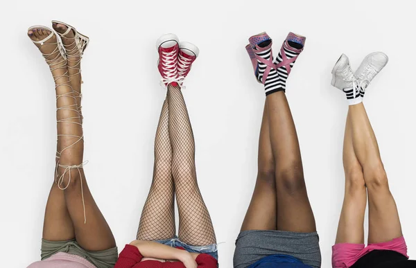 Pernas femininas em sapatos — Fotografia de Stock