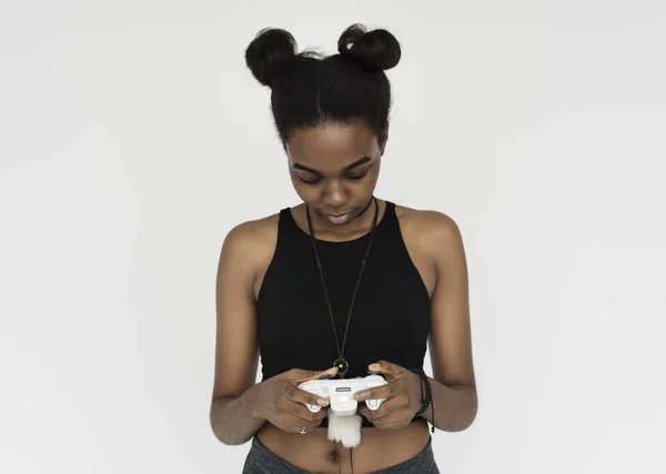 Africano jovem mulher segurando câmera — Fotografia de Stock