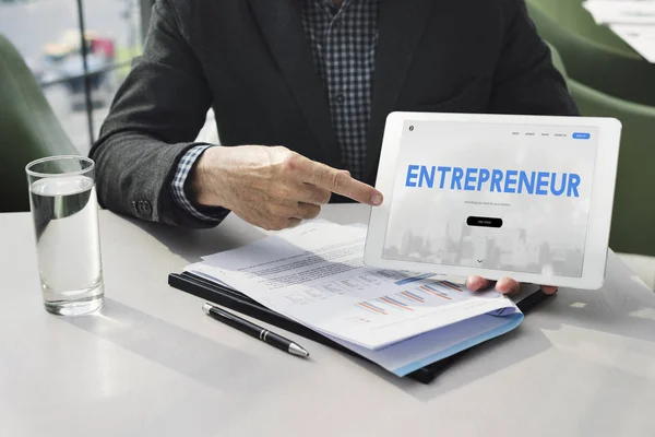 Hombre de negocios señalando el dedo en la tableta digital — Foto de Stock