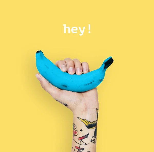 Tätowierte Frau hält Banane in der Hand — Stockfoto