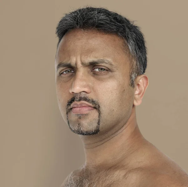 Serio volto uomo indiano — Foto Stock