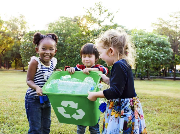 Crianças com caixa de reciclagem no parque — Fotografia de Stock