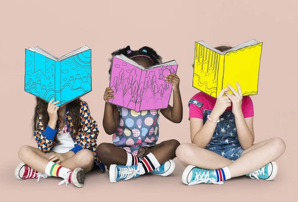 Meninas lendo livros — Fotografia de Stock