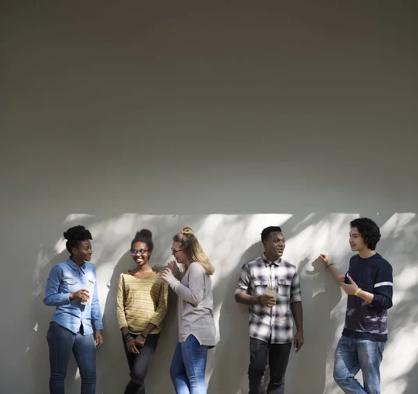 Diversiteit studenten samen — Stockfoto