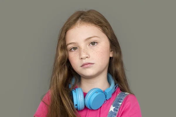 Rozkošná holčička v sluchátka — Stock fotografie