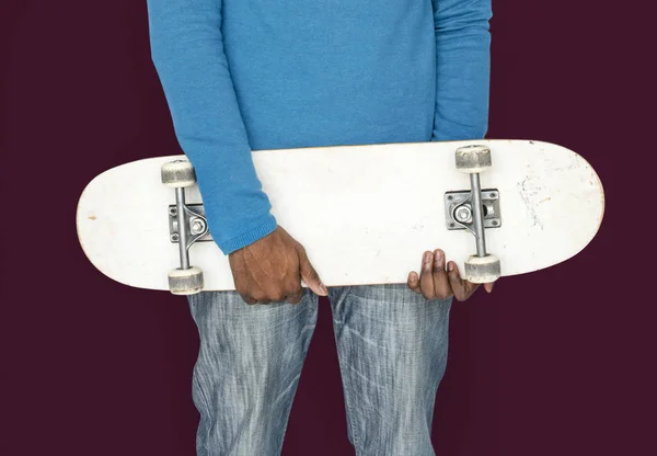 Africano maschio mani tenendo skateboard — Foto Stock