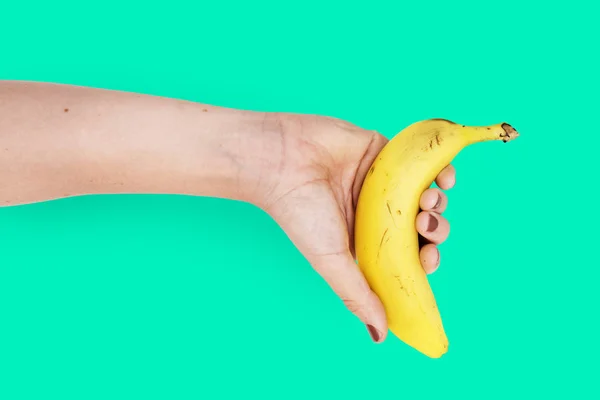 Hand houdt banaan — Stockfoto