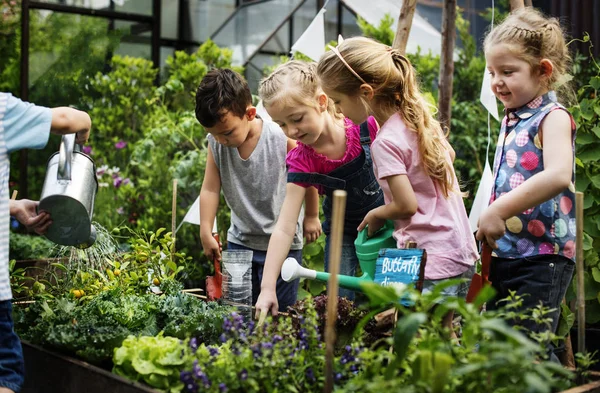 Enfants apprenant le jardinage en plein air — Photo