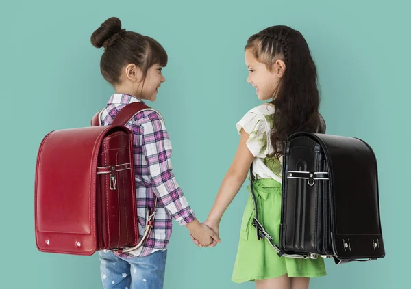 Meninas dando a mão juntos — Fotografia de Stock