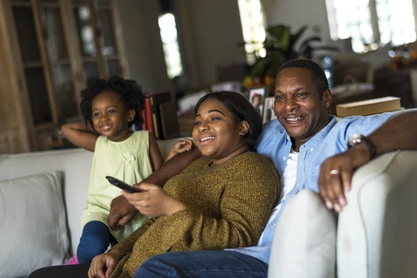 Famiglia guardando la tv — Foto Stock