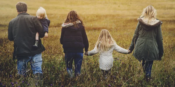 Familia caminando en el campo — Foto de Stock