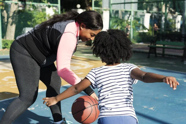 Anne ve kızı basketbol oynarken — Stok fotoğraf