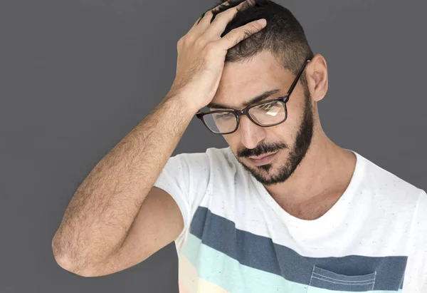 Pohledný vousatý muž v brýlích — Stock fotografie