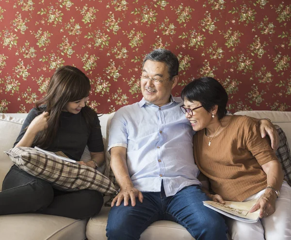 Familia pasar tiempo juntos en casa — Foto de Stock
