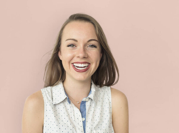 Улыбающаяся кавказская молодая женщина
 