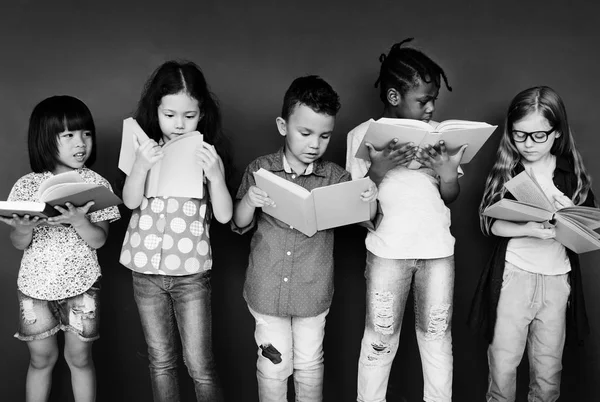 Les écoliers lisent des livres — Photo