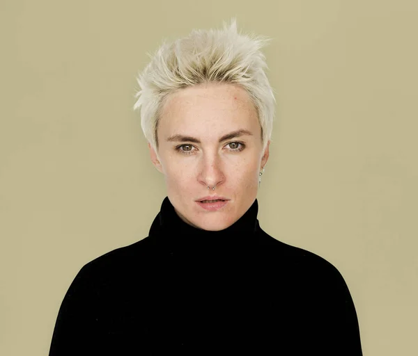Sério Loira Mulher com cabelo curto — Fotografia de Stock