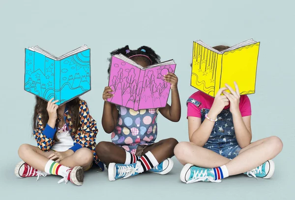 Niñas leyendo libros —  Fotos de Stock