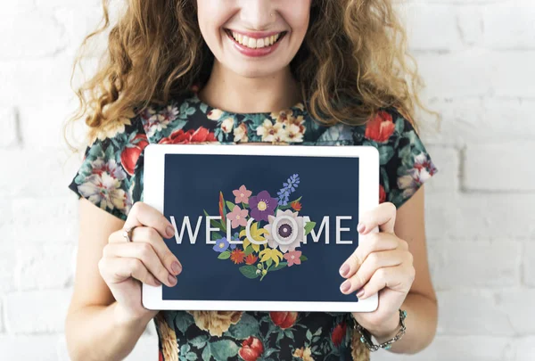 Vrouw met digitale tablet — Stockfoto