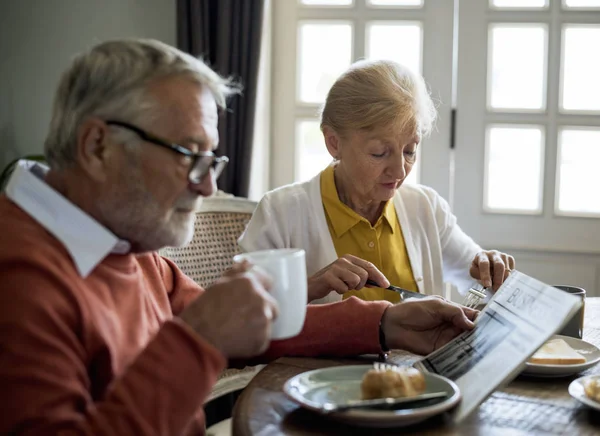Couple aîné adulte prenant le petit déjeuner — Photo