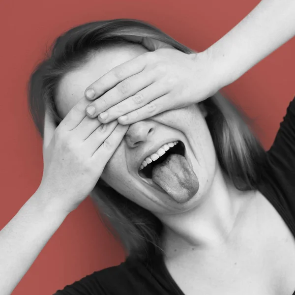 舌を見せる少女 — ストック写真