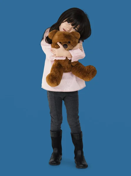 Kucaklayan kız oyuncak ayı — Stok fotoğraf