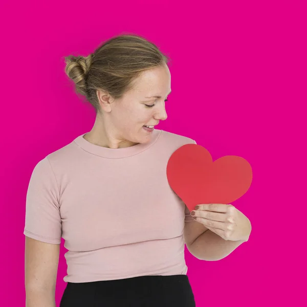 Donna in possesso di carta a forma di cuore — Foto Stock