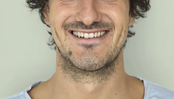 Jóképű férfi mosolyogva stúdió — Stock Fotó