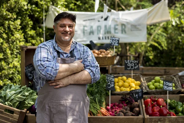 Dorosły człowiek stojący na rynku farmer — Zdjęcie stockowe