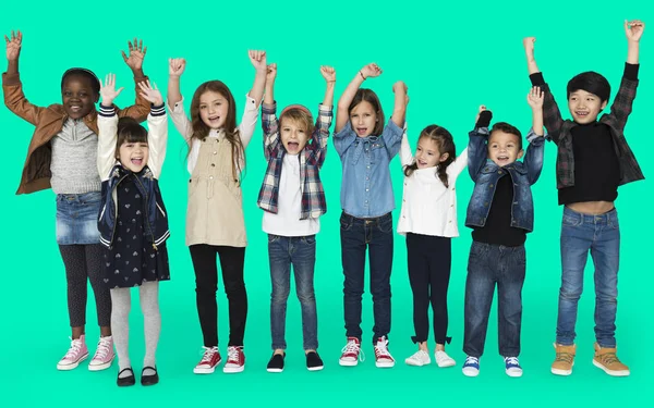 Grupo feliz de crianças diversidade no estúdio — Fotografia de Stock