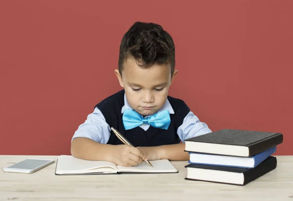 Niño escribiendo en cuaderno — Foto de Stock