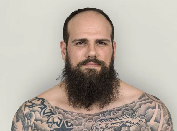 Человек с бородой и татуировкой — стоковое фото