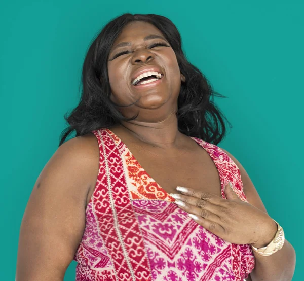 Mujer africana feliz cantando — Foto de Stock